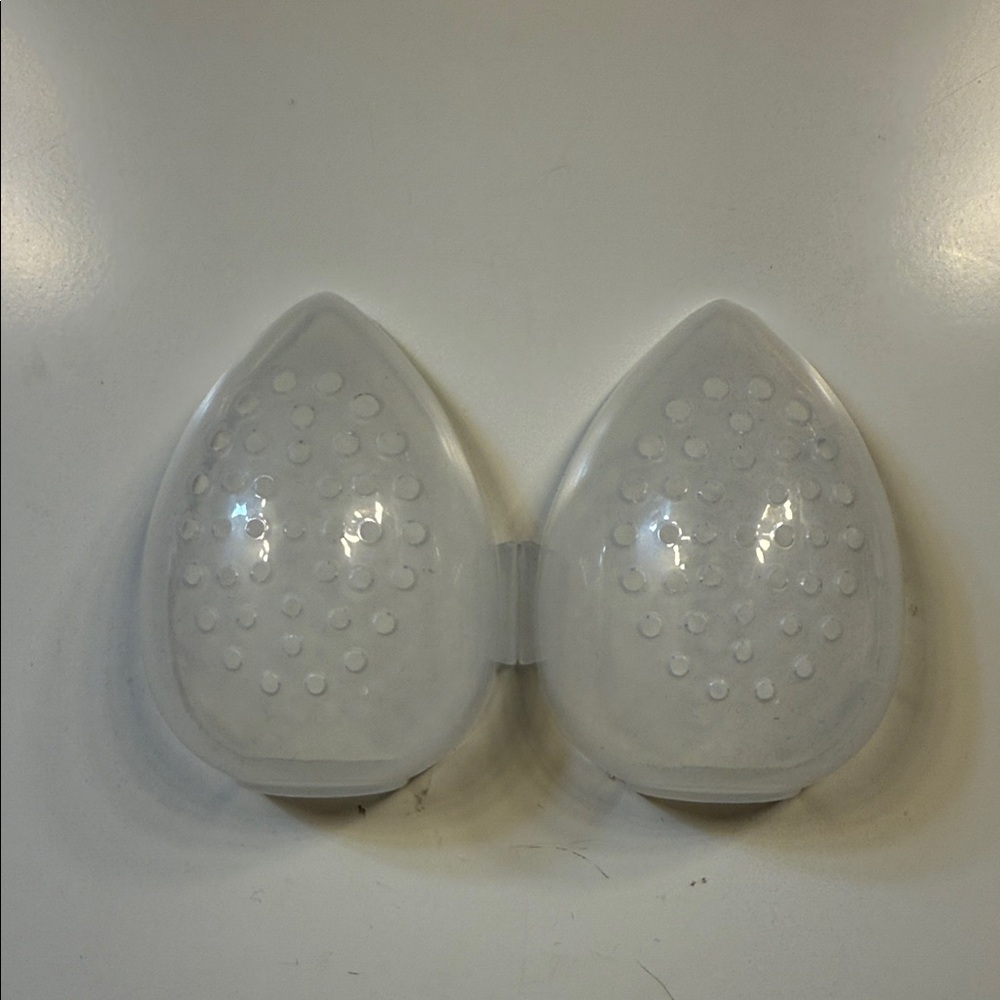 Clear Plastic Beauty Blender Case - Picture 2 of 4
